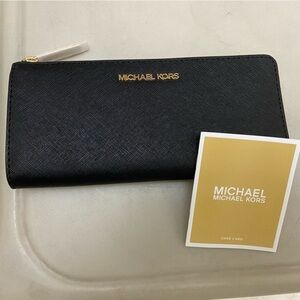 brand new Michael Kors Jet Set Travel saffiano black Wallet!
